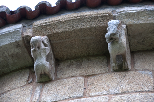 Canecillos con formas de animales en el ábside de la iglesia de Ferreira do Pantón